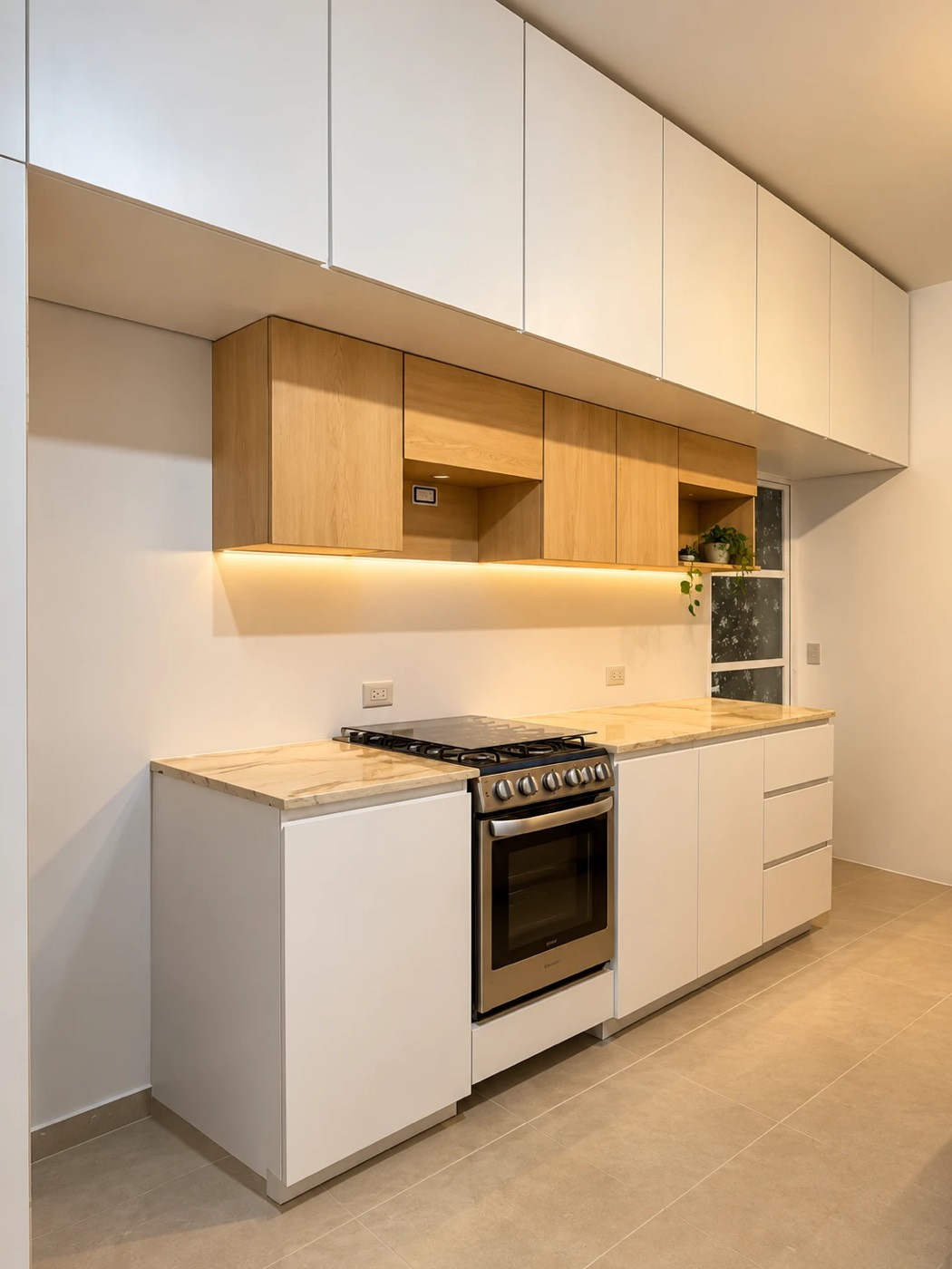 Cocina con gabinetes blancos y de madera